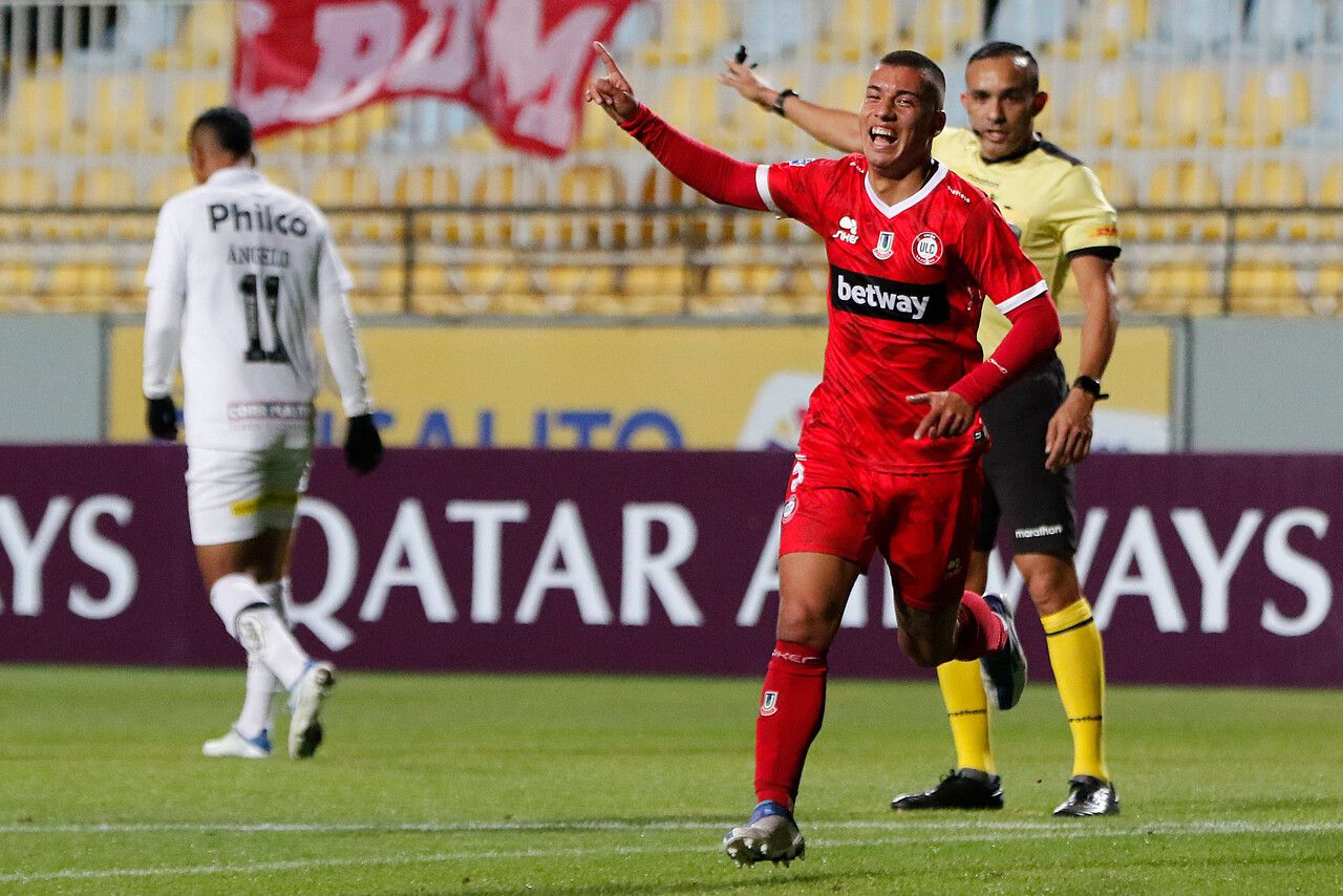 Esteban Valencia celebra el gol de los cementeros. FOTO: AGENCIAUNO