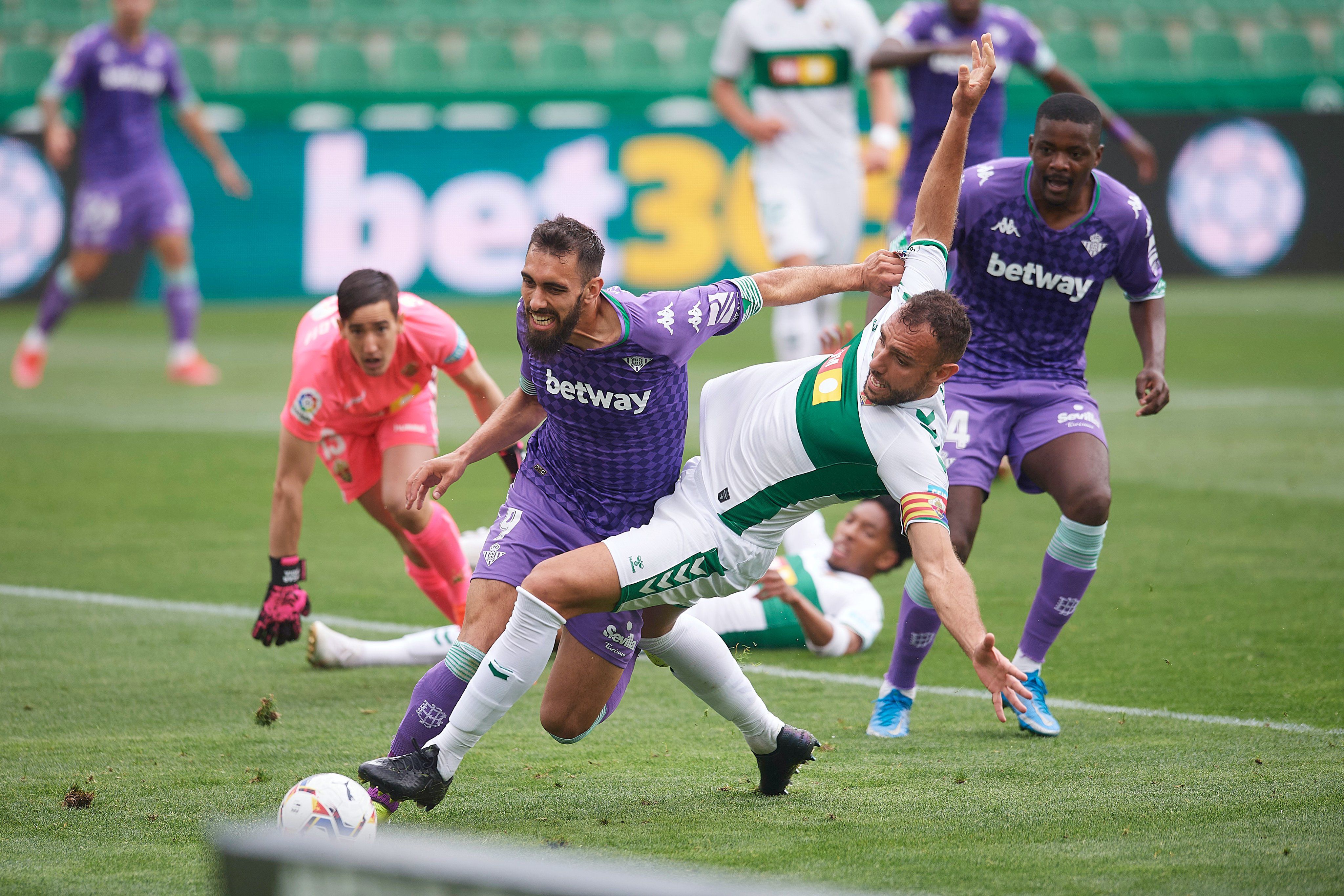 Borja Iglesias recibe la falta penal, en el duelo frente al Elche. Foto: @RealBetis / Twitter.