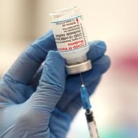 Moderna crea una vacuna dos en uno contra influenza y Covid: será lanzada en 2025