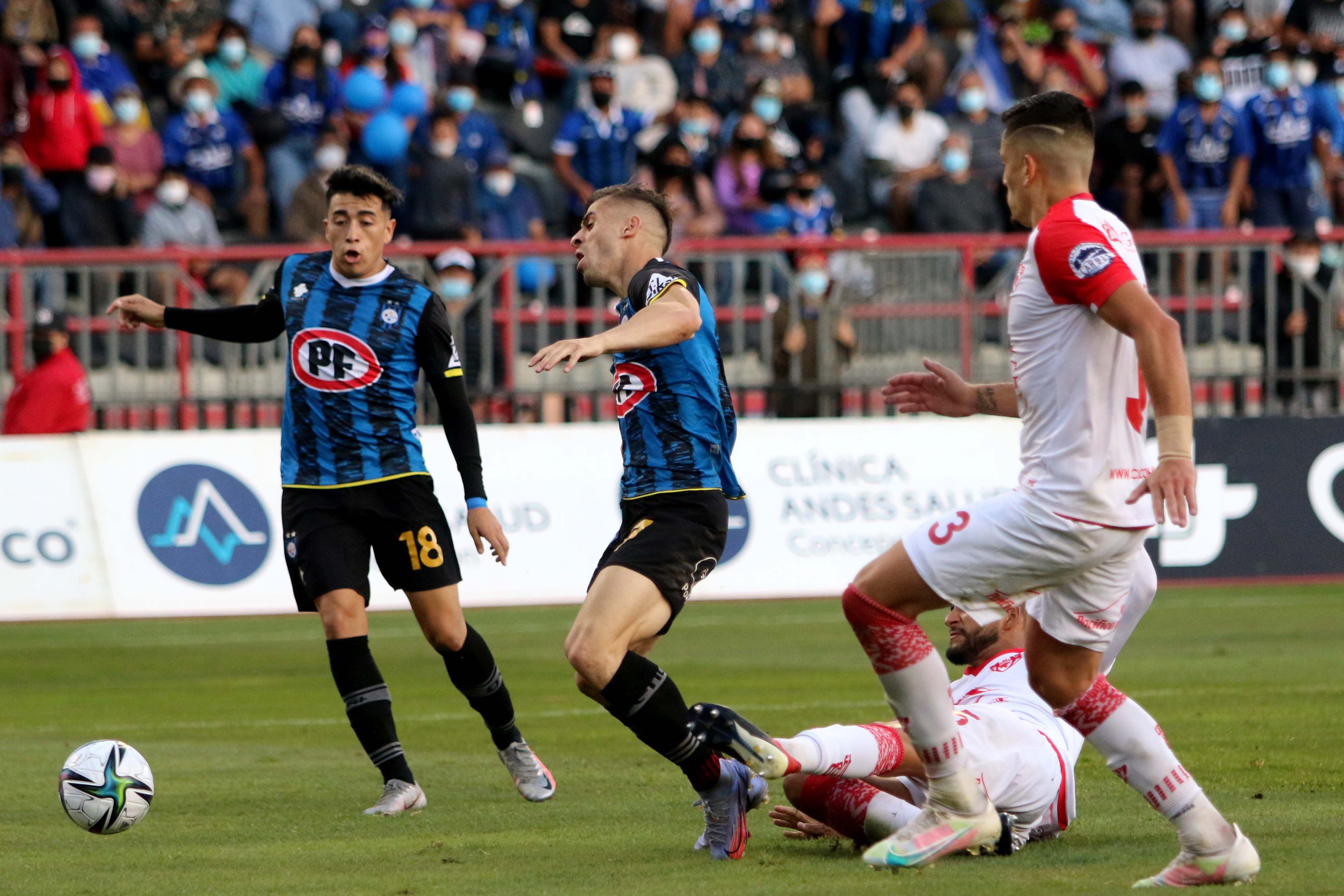 Una imagen del duelo entre Huachipato y Copiapó, en la disputa por la permanencia.