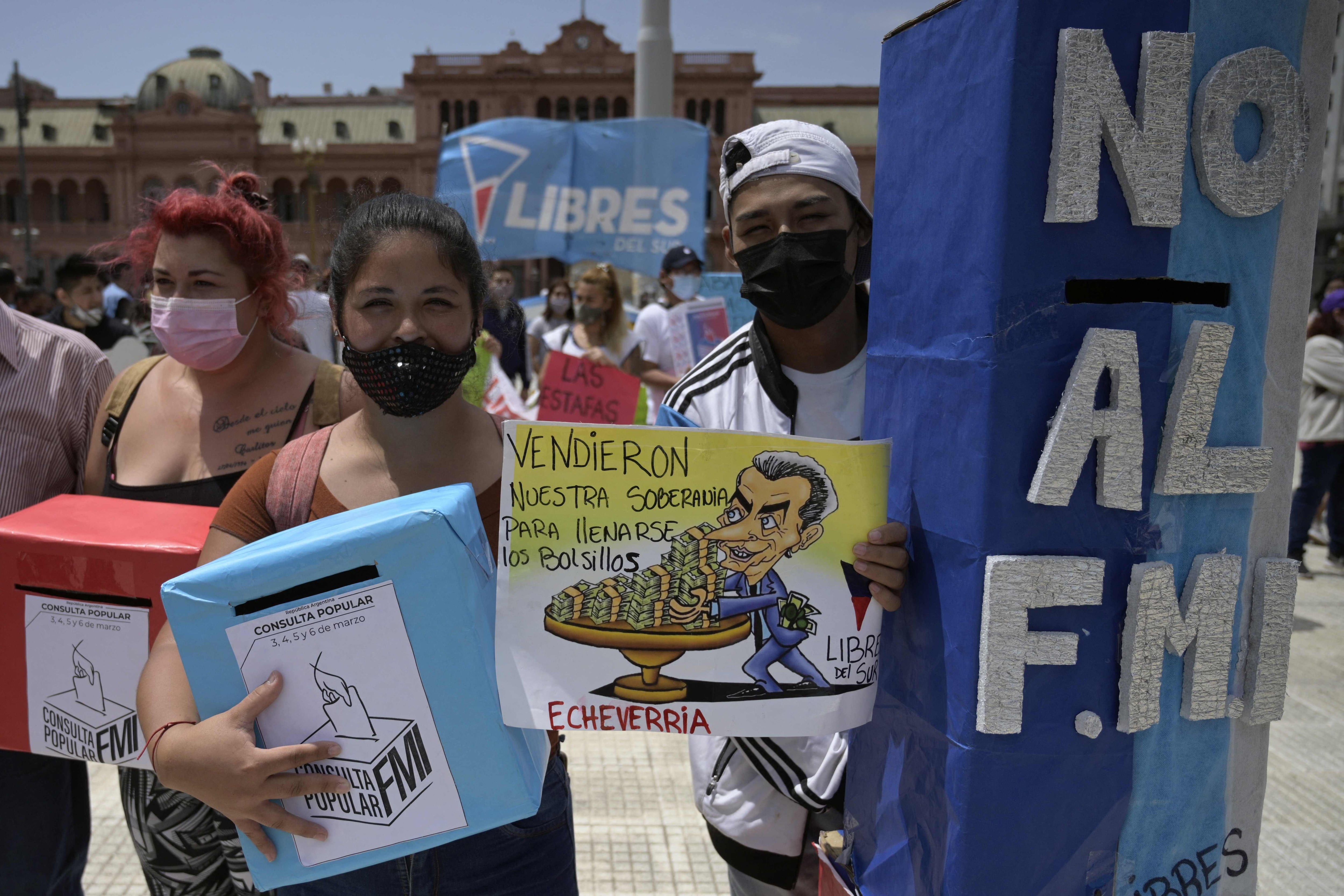 Manifestantes contra el FMI, en una marcha en la Plaza de Mayo, en Buenos Aires. Foto: AFP