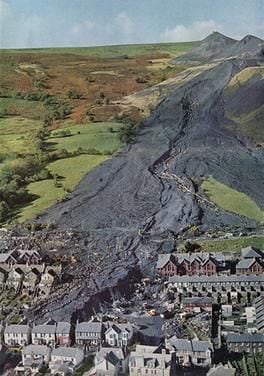 Imagen del pueblo de Aberfan después del desastre.