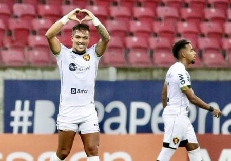 Javier Parraguez celebra uno de los tres goles que convirtió en la victoria del Sport Recife.