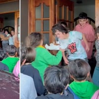 Niña faltó a clases y sus compañeros le fueron a cantar el cumpleaños a su casa