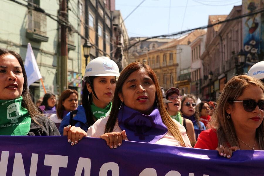 Senadora Fabiola Campillai en marcha del 8M en Valparaíso.