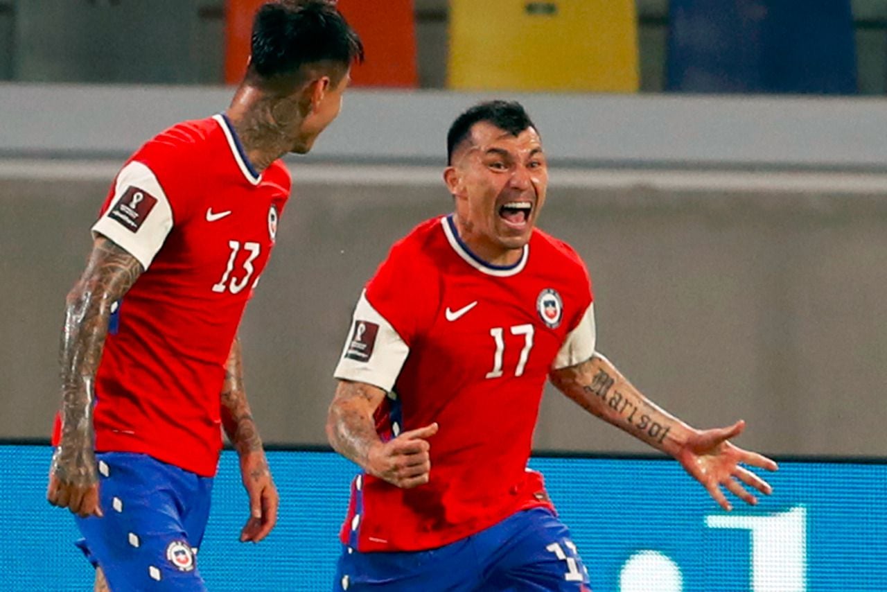 Gary Medel celebra la igualdad de Chile.