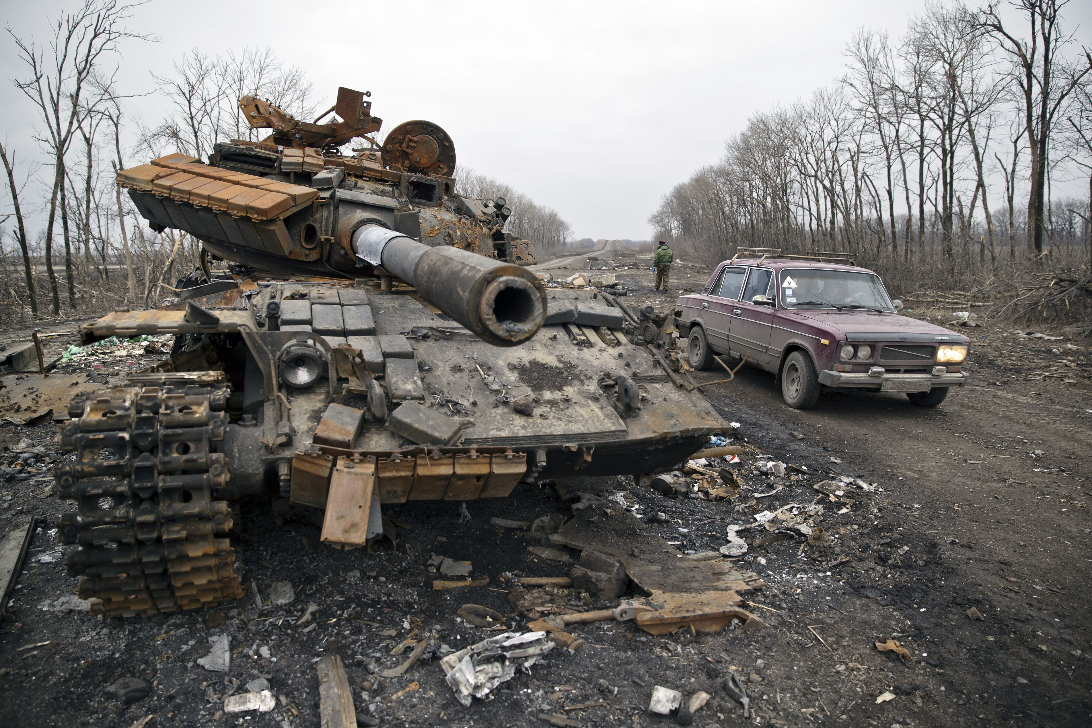 Un auto pasa por al lado de un tanque destruido, a las afueras de la ciudad de Chornukyne. Foto: AP