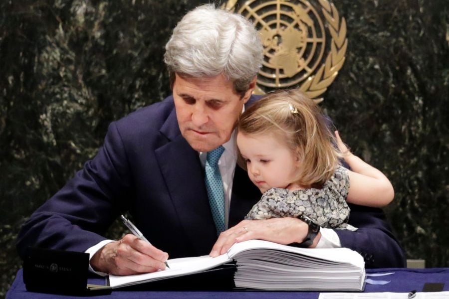 John Kerry junto a su nieta firma el Acuerdo de París para el Clima en 2015