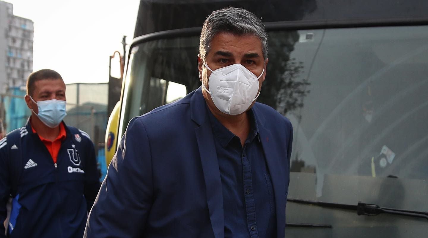 Santiago Escobar llegando al estadio en el empate entre Universidad de Chile y Curicó Unido.