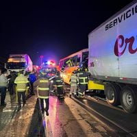 Dos fallecidos y al menos 15 lesionados deja choque entre bus de pasajeros y camión en Paine
