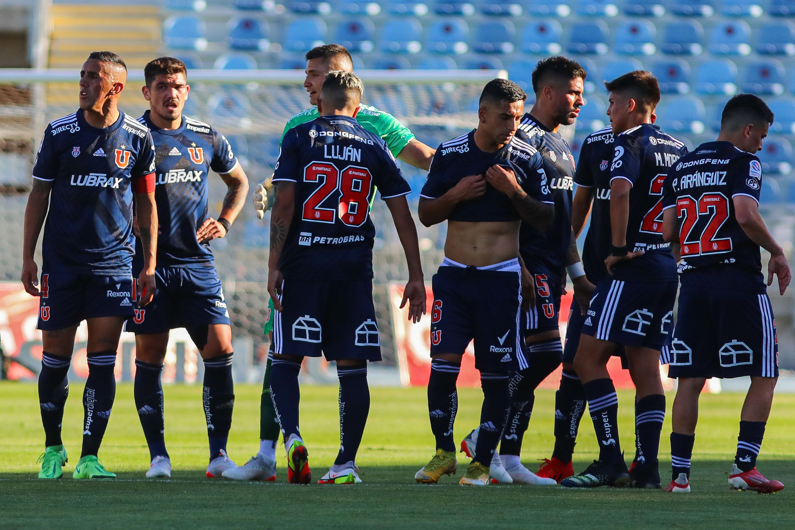 El rector de la Universidad de Chile, Ennio Vivaldi, no quedó conforme con las explicaciones de Michael Clark, presidente de Azul Azul.