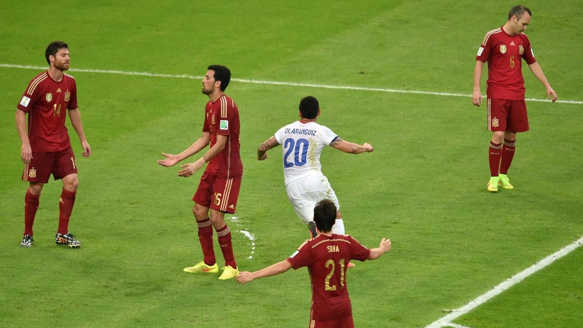 Aránguiz y Xabi Alonso, Chile España Mundial de Brasil 2014