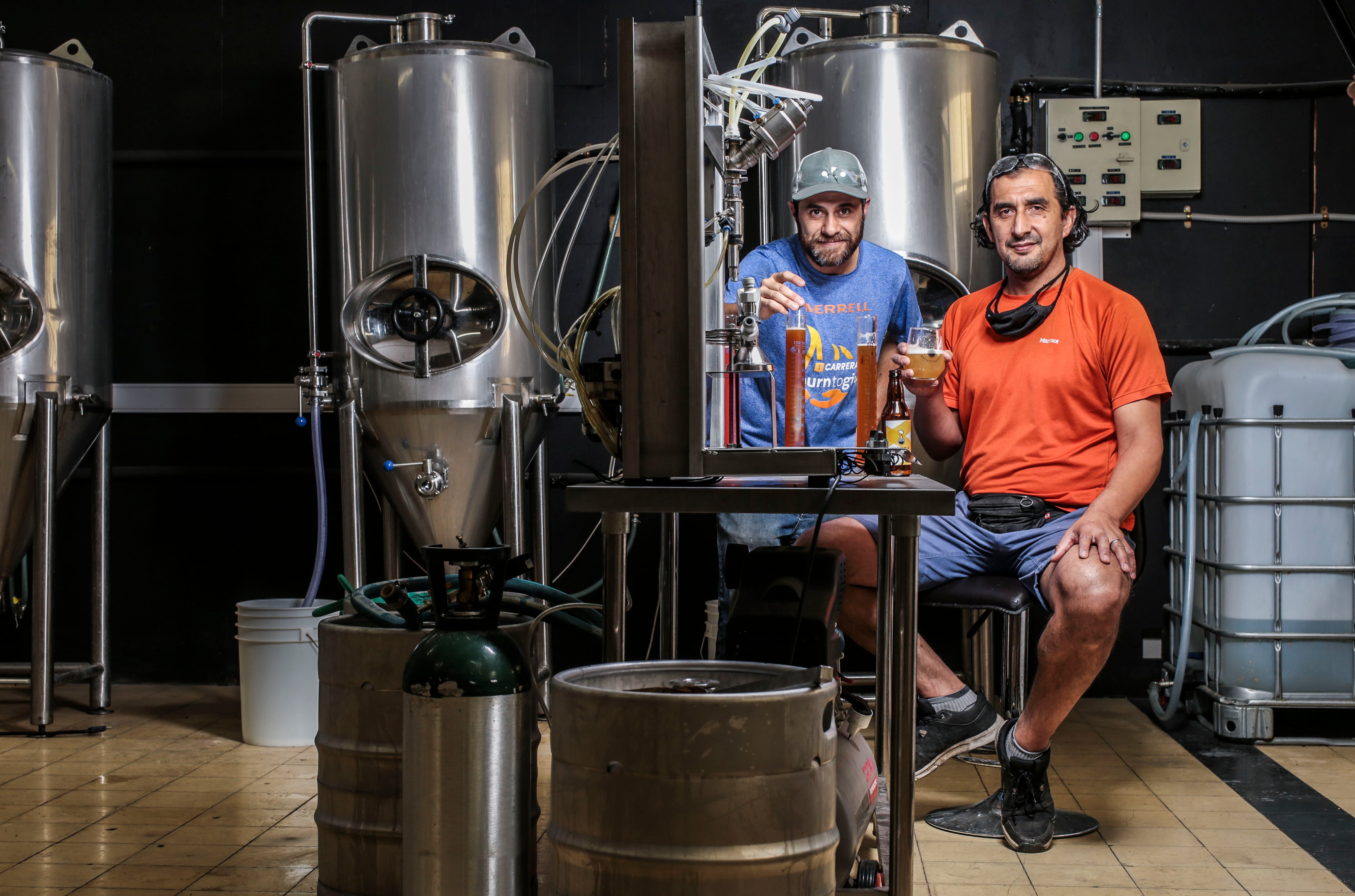 Juan Pablo Monrás (35) y Roberto Quiroz (44), de Alchimia Brewstillery