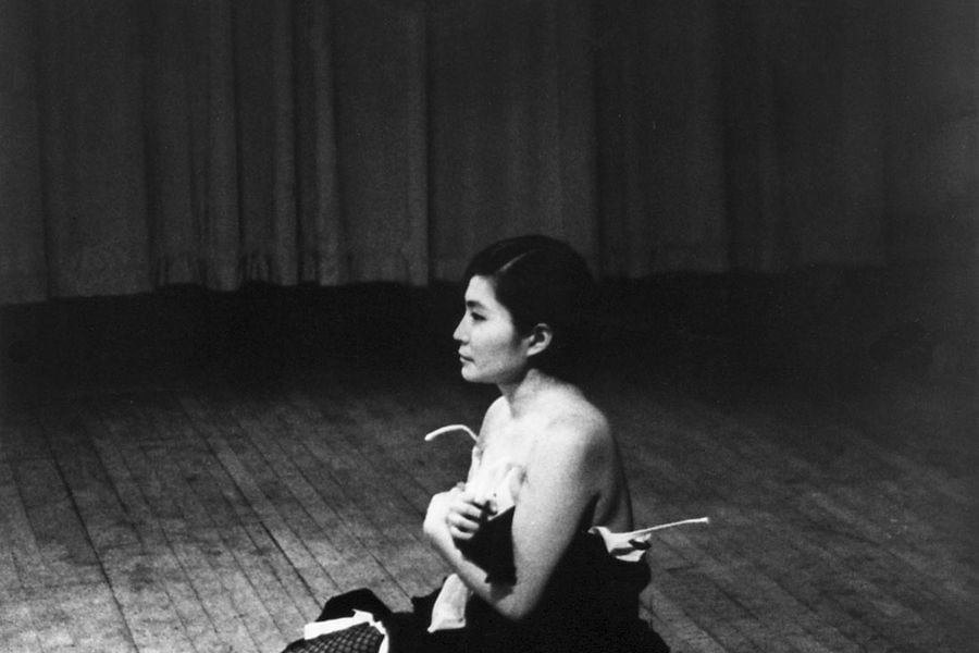 Невероятная элегантность и притягательность Йоко Оно в молодости - результат ее подтянутой фигуры