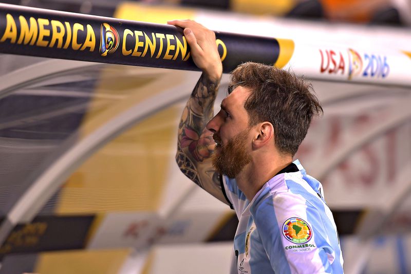 Lionel Messi se lamenta tras perder la final ante Chile.