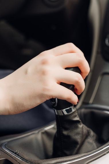 Estás dañando tu coche por conducir con la mano apoyada en la palanca de  cambios?