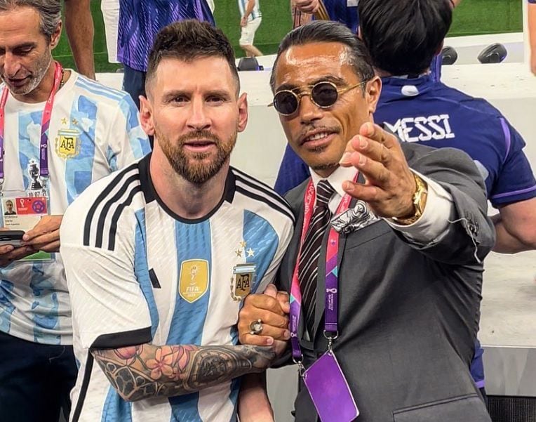 Messi, a regañadientes, posa con Salt Bae