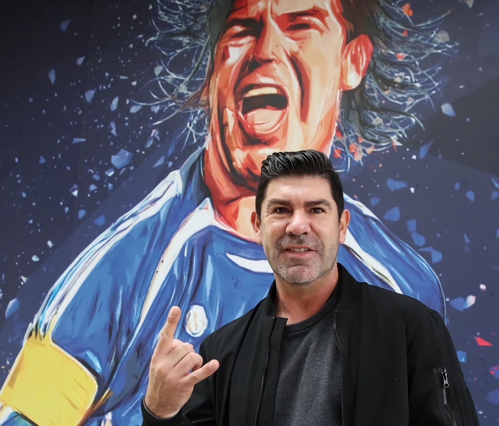 Marcelo Salas visitó posó junto al mural que lo honra en el CDA.