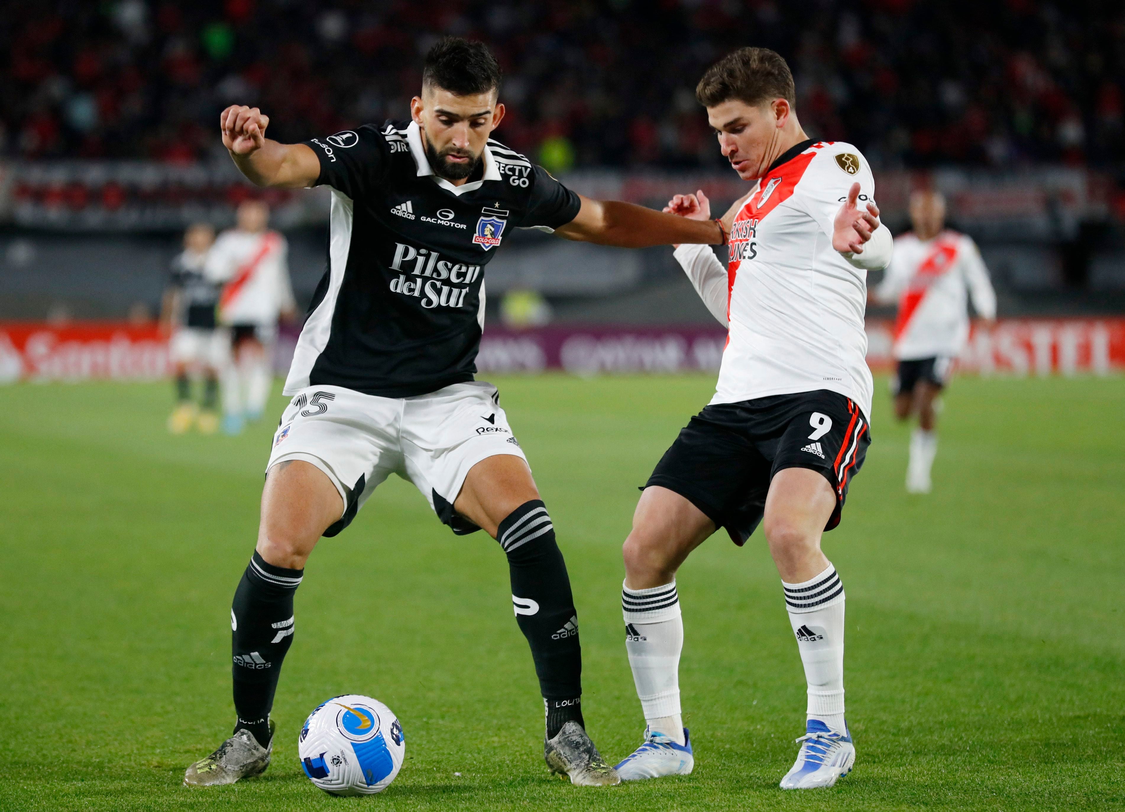 Emiliano Amor frente a Julián Álvarez, en el duelo entre River y Colo Colo, por la Copa Libertadores