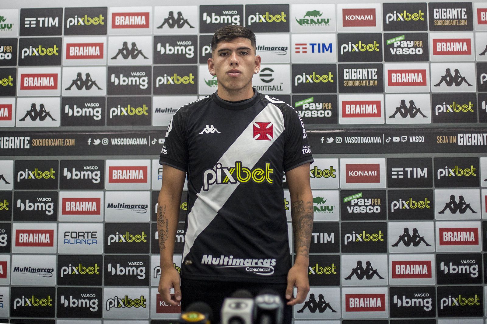 Palacios posa ante los medios de comunicación con la camiseta del Almirante. FOTO: @VascodaGama / Twitter.