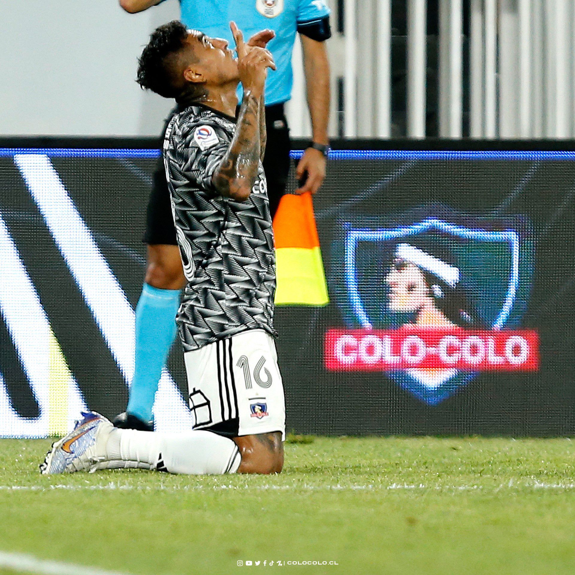 Darío Lezcano festeja su primer gol con la camiseta de Colo Colo.