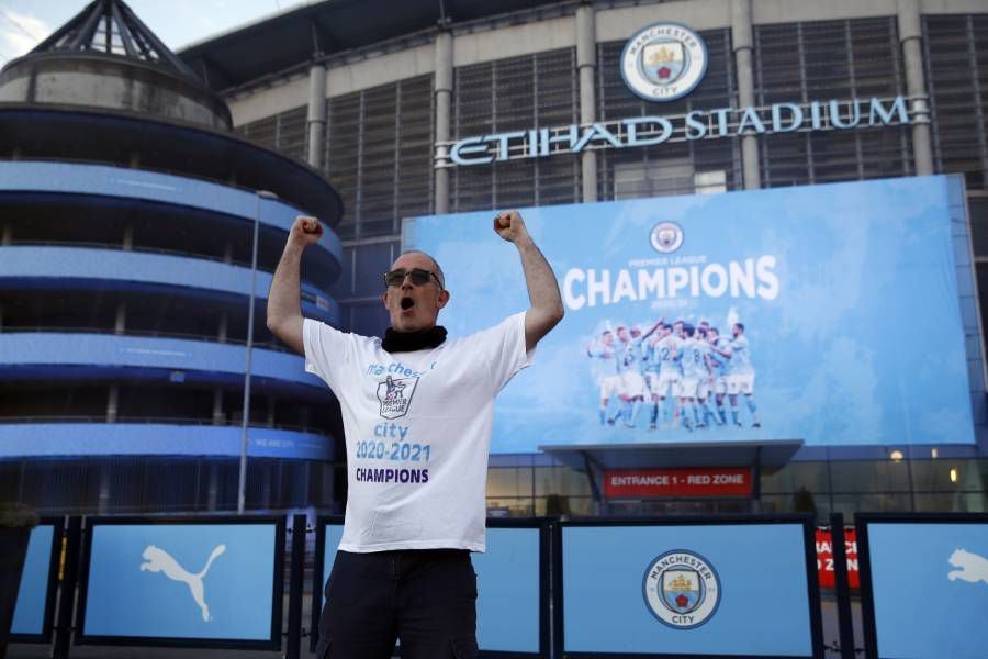 El Manchester City se coronó campeón de la Premier League tras la derrota del Manchester United frente al Leicester.