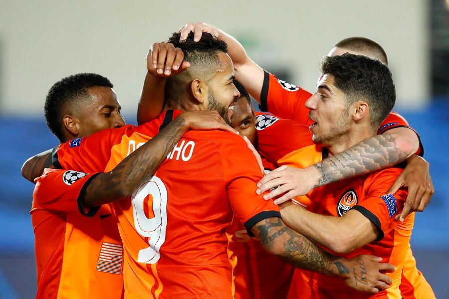 Un abrazo entre jugadores del Shakhtar Donetsk