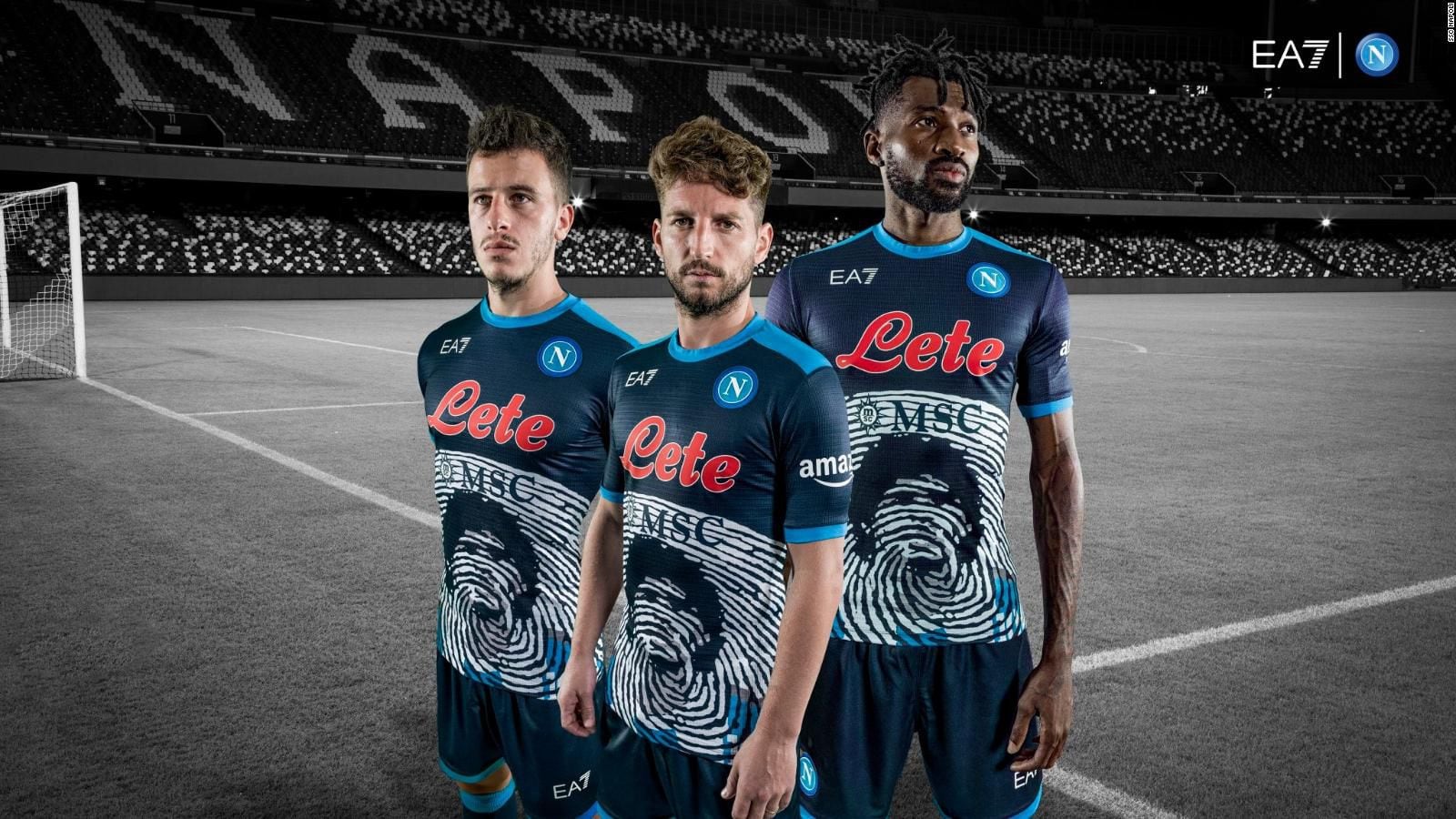 Una de las versiones de la camiseta del Napoli con la imagen de Maradona.