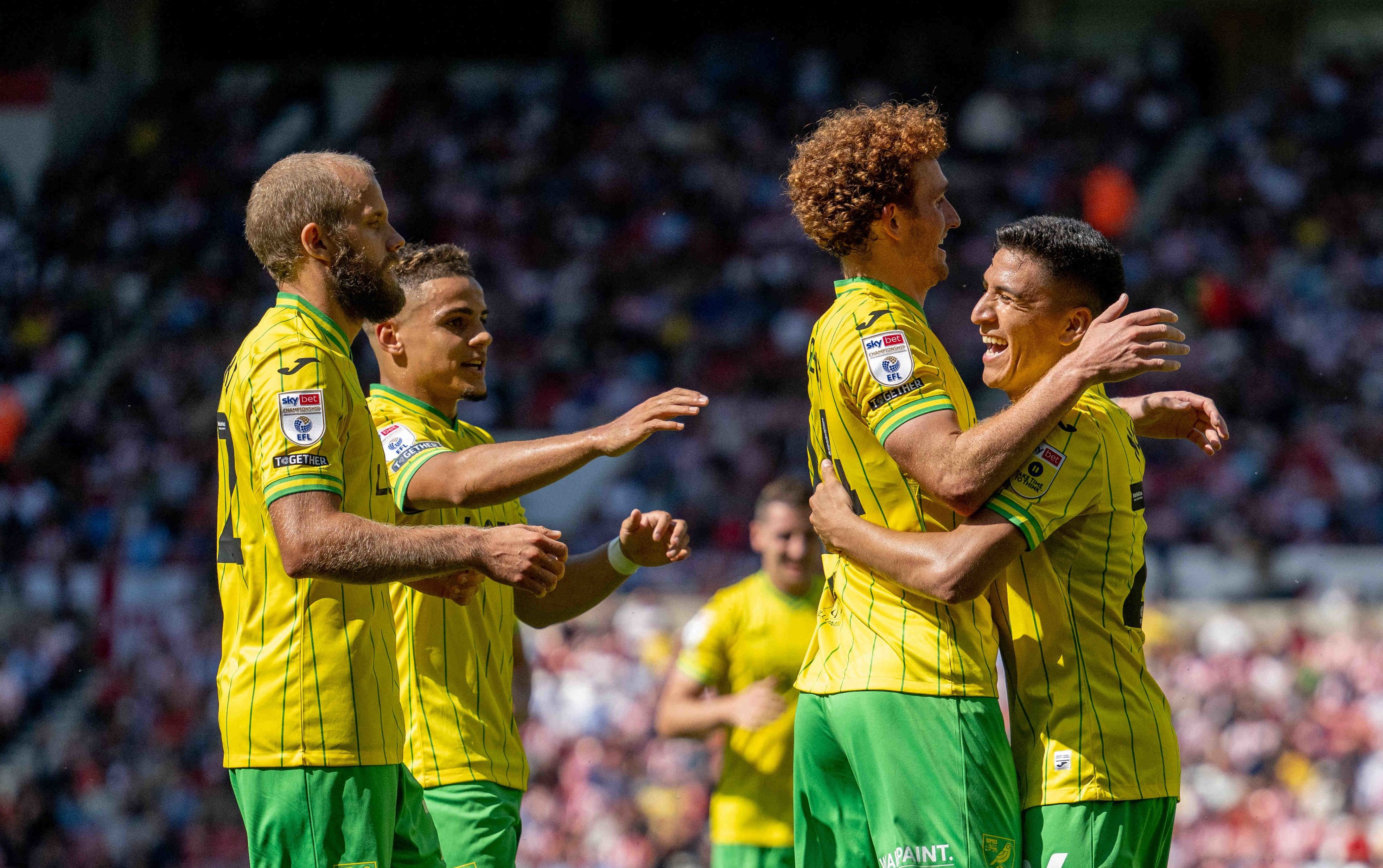 Marcelino celebra el gol del Norwich junto a sus compañeros. FOTO: @NorwichCityFC / Twitter.