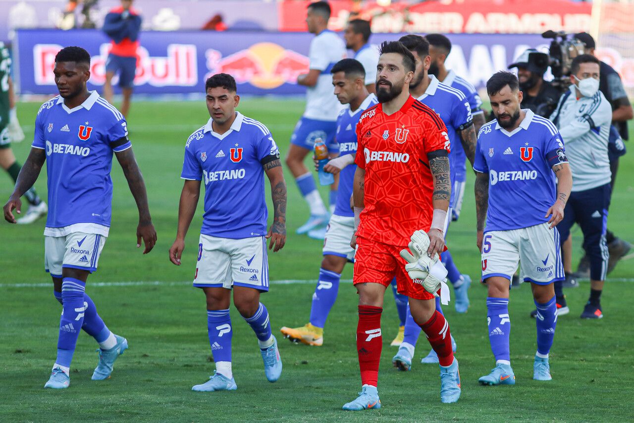 Algunos jugadores de Universidad de Chile al terminar el primer tiempo del clásico universitario.