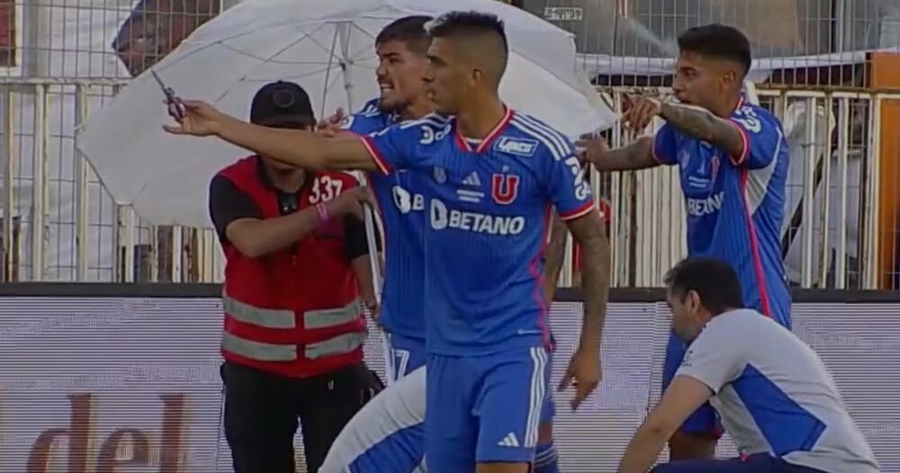 Leandro Fernández recoge la cortapluma lanzada desde la tribuna.