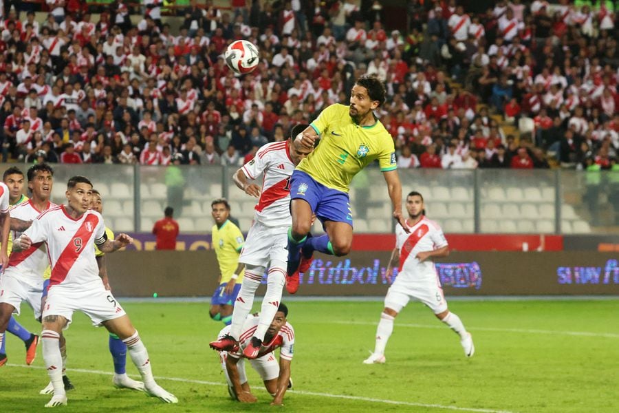 Marquinhos anota el gol del triunfo de Brasil sobre Perú, tras un preciso tiro de esquina de Neymar, en las Eliminatorias para el Mundial 2026.
