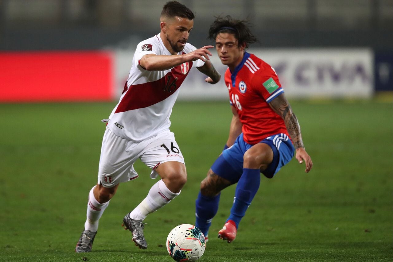 Gabriel Costa vistiendo la camiseta de la selección de Perú. Ricardo Gareca toma nota, con miras a las eliminatorias. Perú enfrenta a Uruguay.