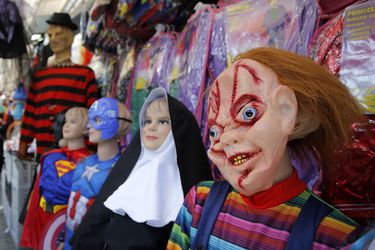 Capitalinos se preparan para celebrar las fiestas de Halloween comprando en el Barrio Meiggs.