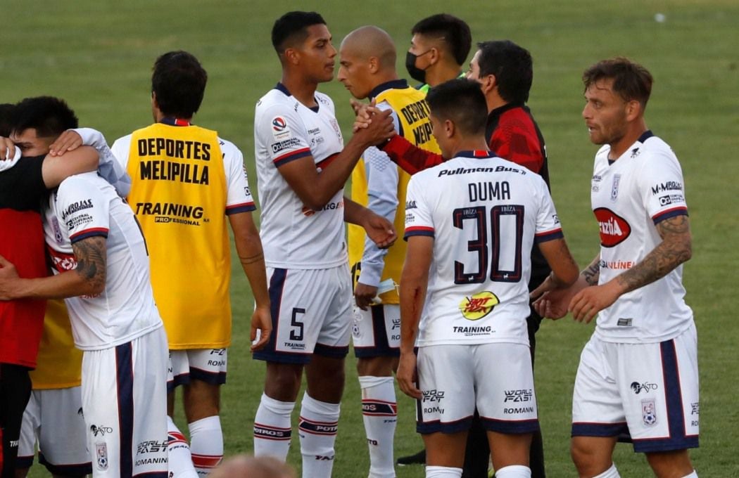 El plantel de Melipilla, en un partido de la última temporada.