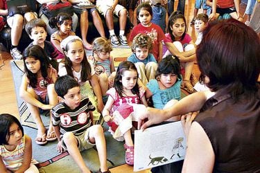 Niños-leyendo-en-Biblioteca-de-Santiago-(42366427)