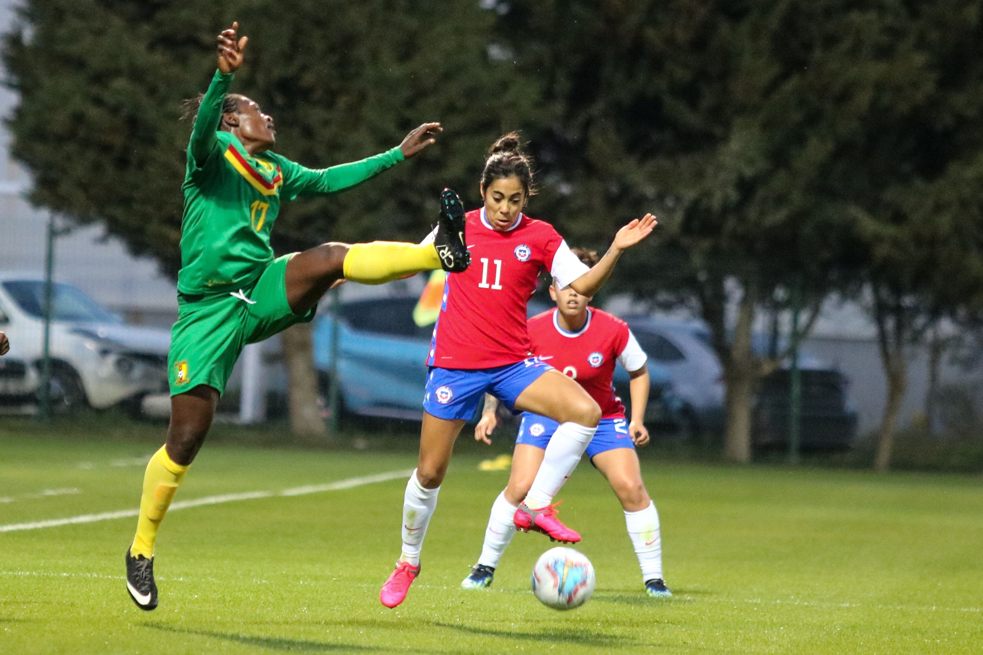 Yessenia López lucha el balón