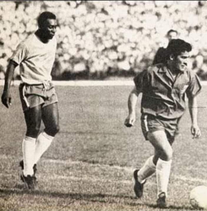 Juan Rodríguez Vega enfrentando a Pelé.