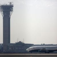Aeropuerto de Santiago reanuda arribos de aviones tras suspensión por masiva presencia de aves