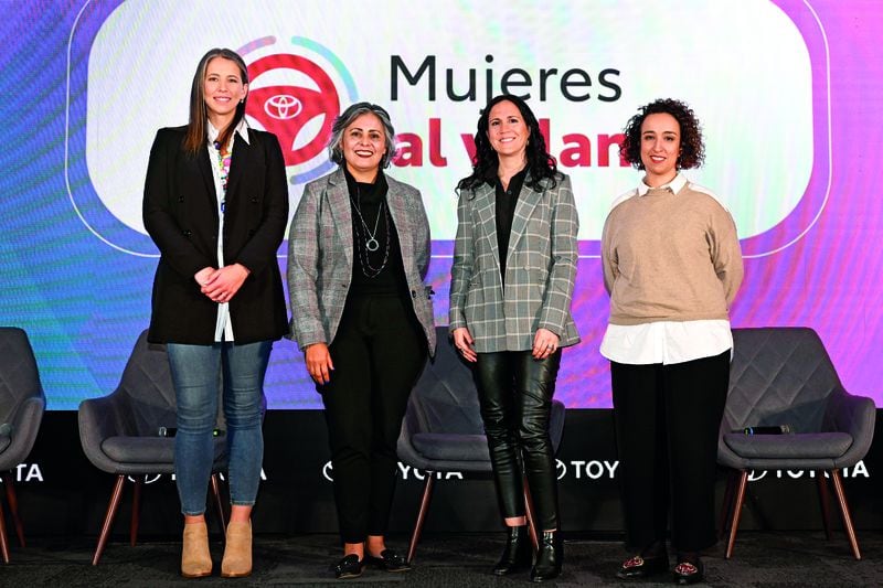 Emilia Labarca, manager human capital de Deloitte; Marcela Madrid, head of HR Business Partnership de BHP; Elibet Latorre  jefa de Desarrollo Organizacional de Toyota Chile , y Daniela Pardakthi, de Scotiabank.