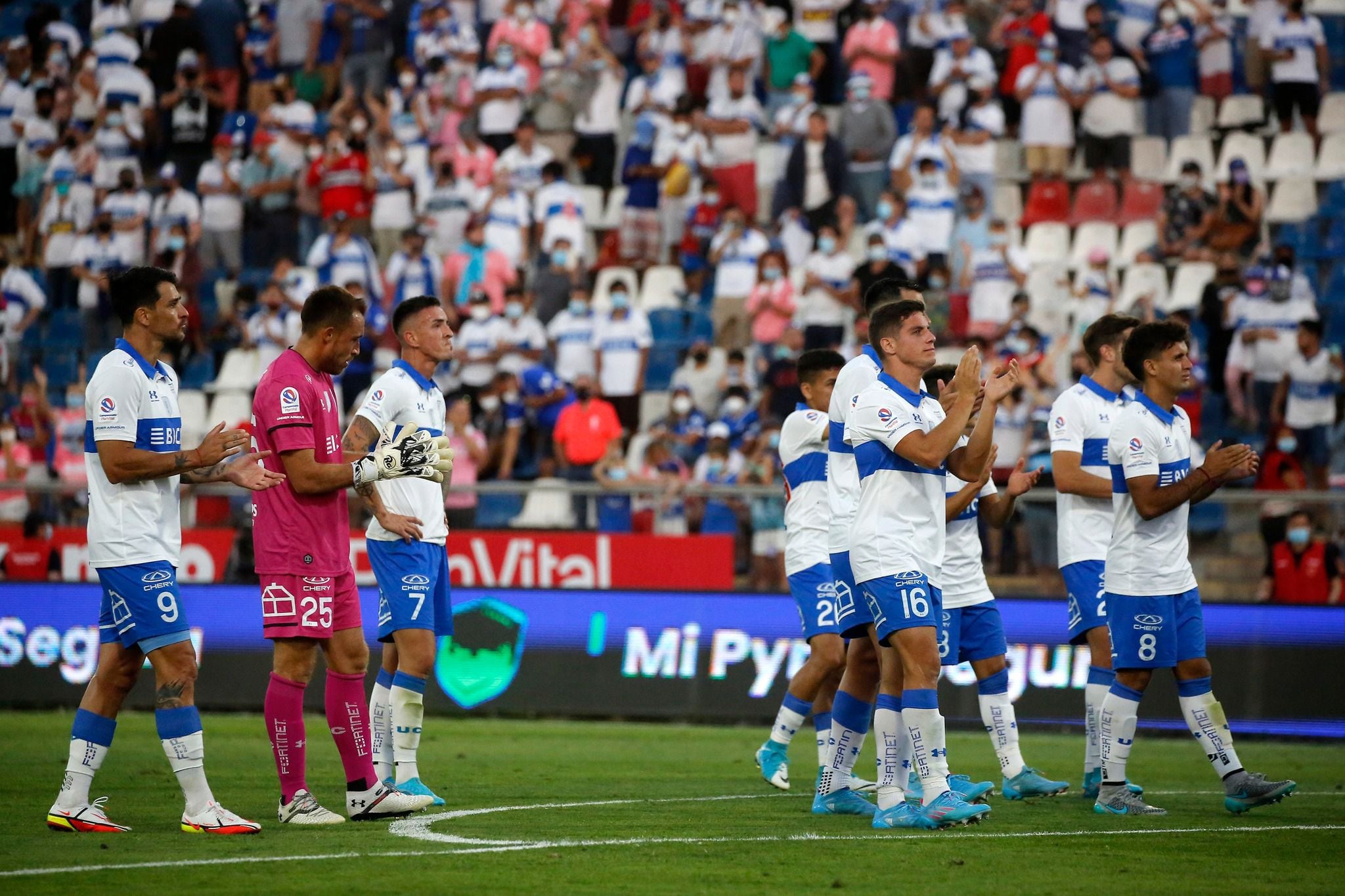 Los jugadores de la UC se despiden del público luego de la caída frente a Everton.