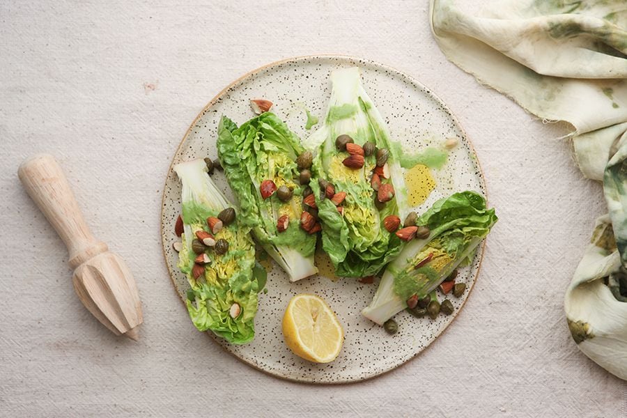 Corazones de lechuga con aliño verde y alcaparras