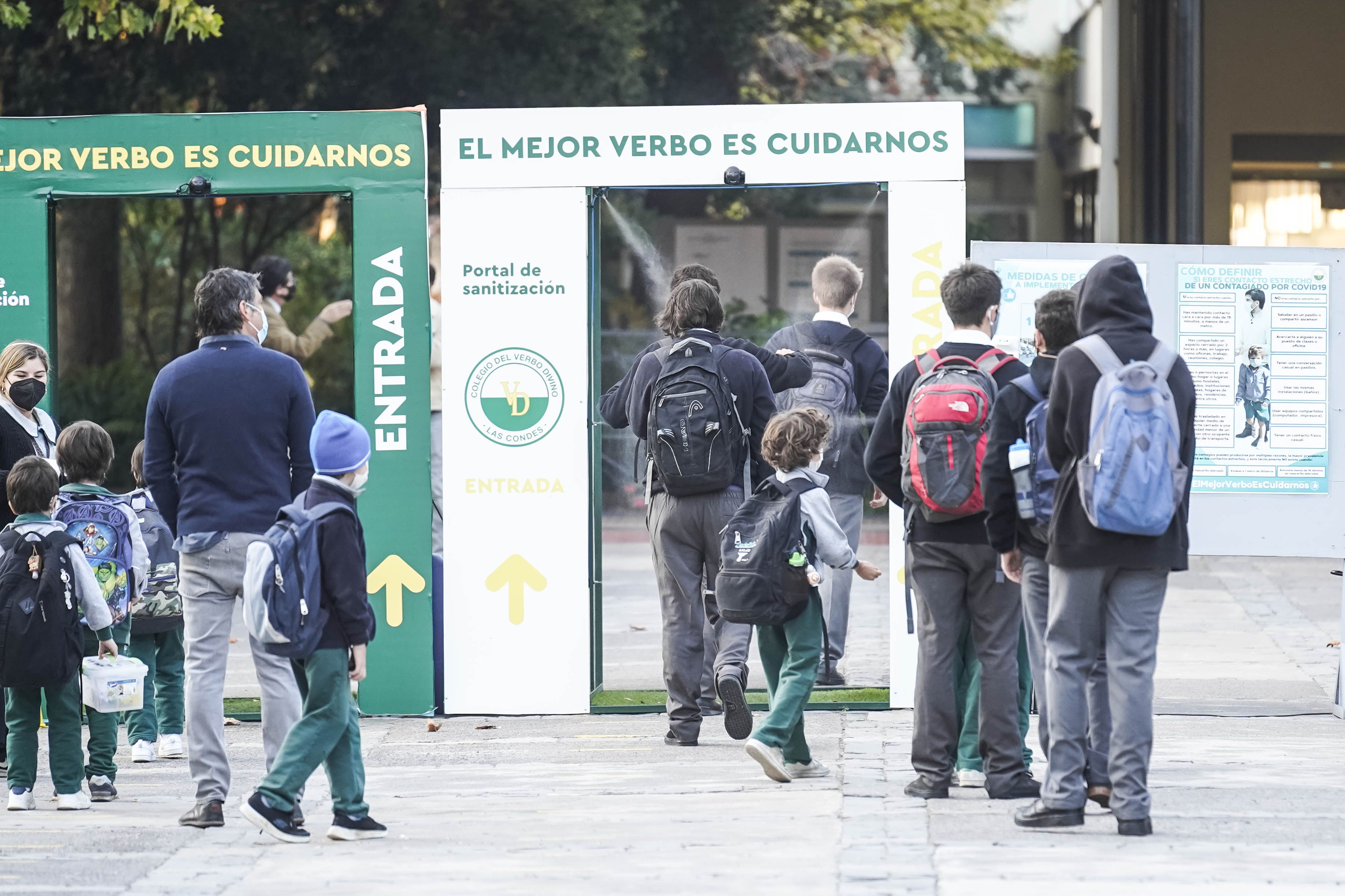 NIÑOS REGRESAN AL COLEGIO DESPUES DE CUARENTENA