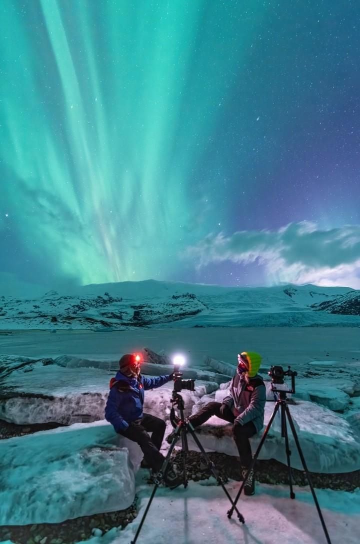 Cari Letelier con Mario Carvajal fotografiando auroras en Fjallsarlon, Islandia. Foto: Cari letelier.