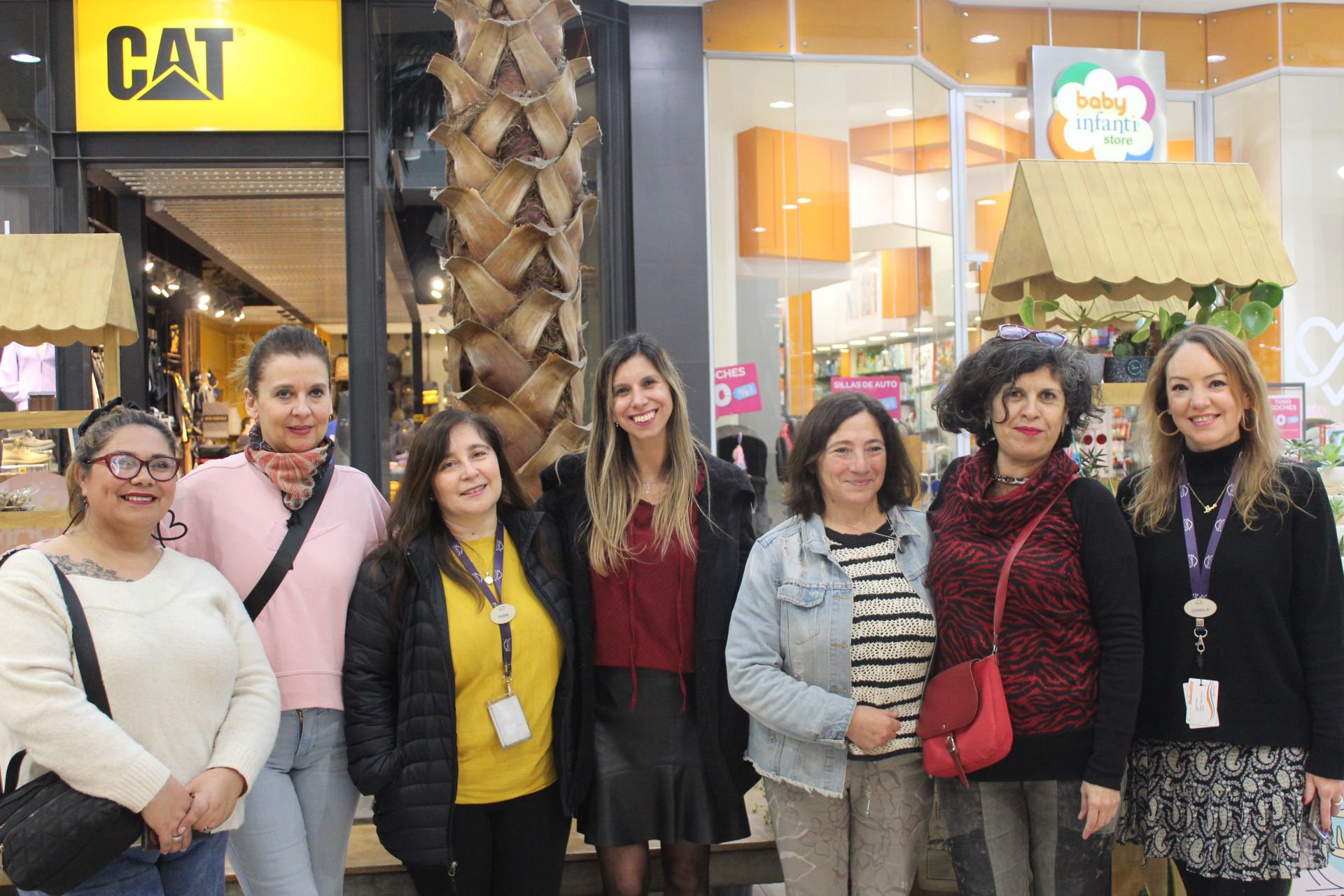 De izquierda a derecha: Nancy Galdámez, Emprendimiento Puro Amor a mano; Yasna Allende Sereno, Center Manager Portal Ñuñoa, Portal El Llano y Portal La Reina; Macarena Bassaletti, Subgte. Branding & Sostenibilidad; Jaqueline Caripillan, Emprendimiento Casa Karo; Marcela Molina, Emprendimiento Cuestión de actitud joyas; y Daniela Acuña, Jefe de Operaciones Portal Ñuñoa, Portal El Llano y Portal La Reina.