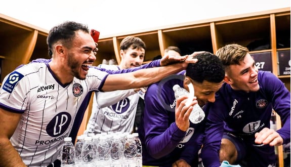 Gabriel Suazo, festejando en el camarín junto a sus compañeros del Toulouse.