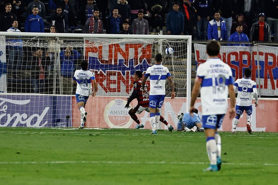 Flamengo no lo pasó bien en su visita a la UC. FOTO: AGENCIAUNO