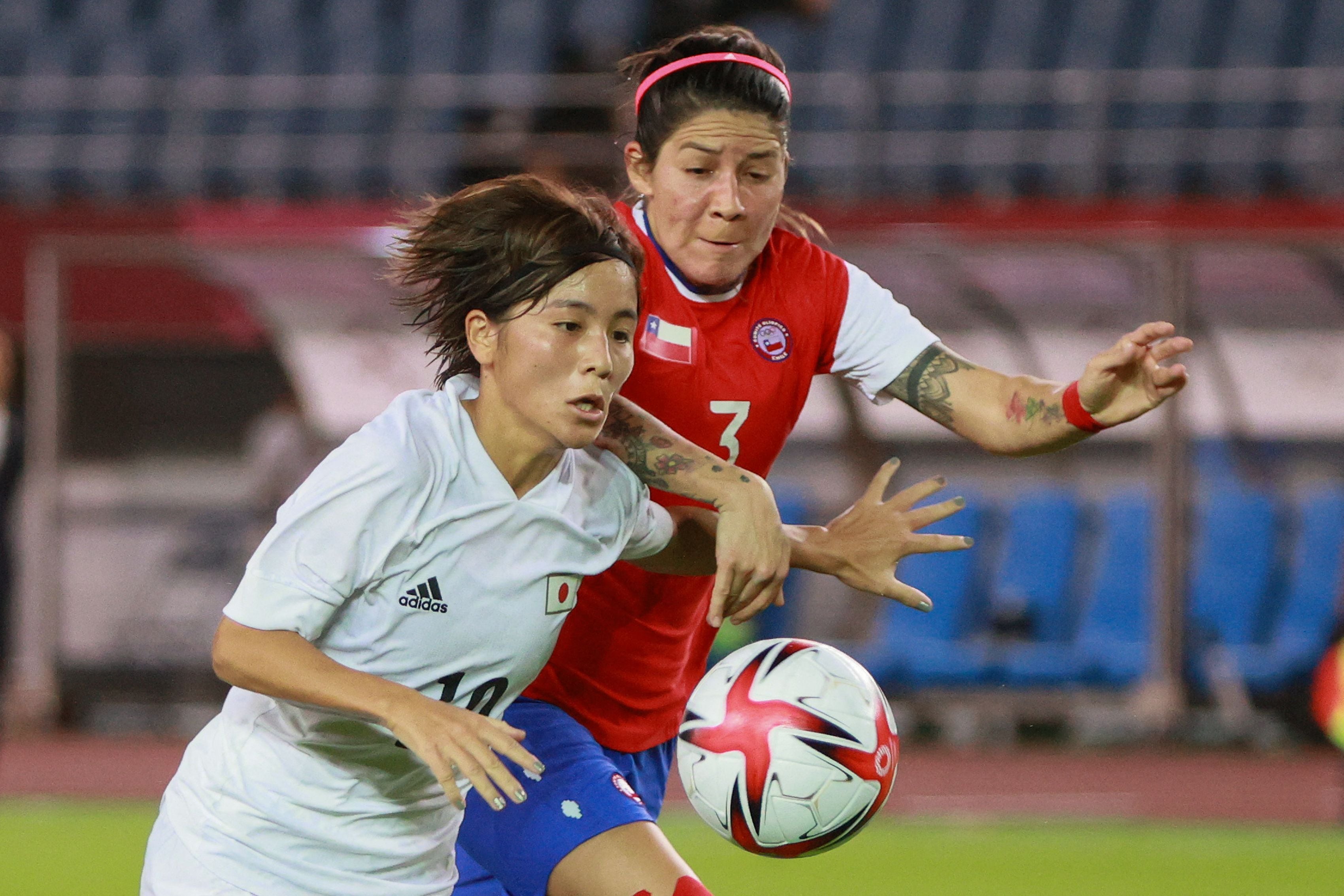 Carla Guerrero disputa el balón en el duelo entre Japón y Chile, por los Juegos Olímpicos