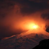 Volcán Villarrica registra nueva explosión: este es el mayor peligro si hace erupción según dos geólogos