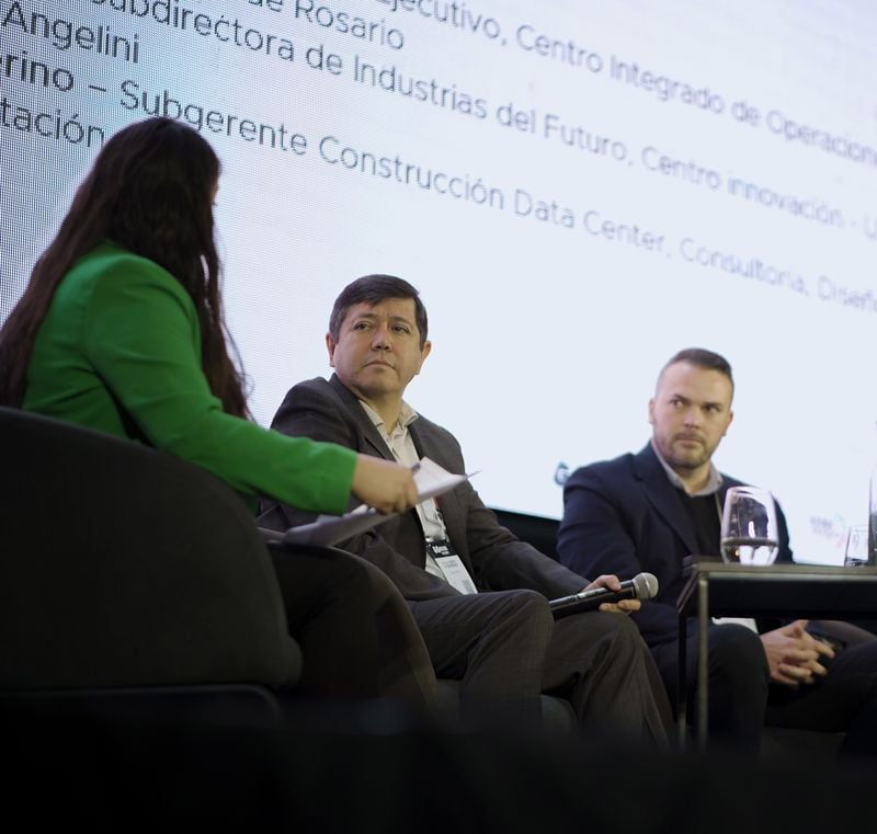 Cesar Merino, subgerente de Construcción de Data Center ClaroVTR, y Exequiel Escobar, director del CIOR de Argentina.